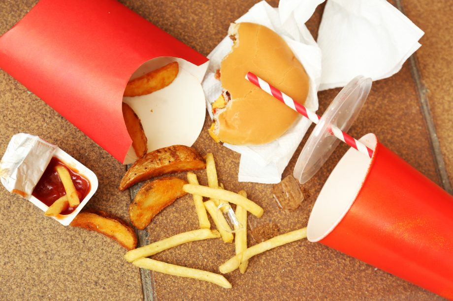 Verdorbenes DeFi-Fastfood und Blockchain-Experimente bei McDonald's Fastfood-Artikel die auf dem Boden liegen