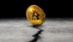 Bitcoin-Münze auf einem Spalt