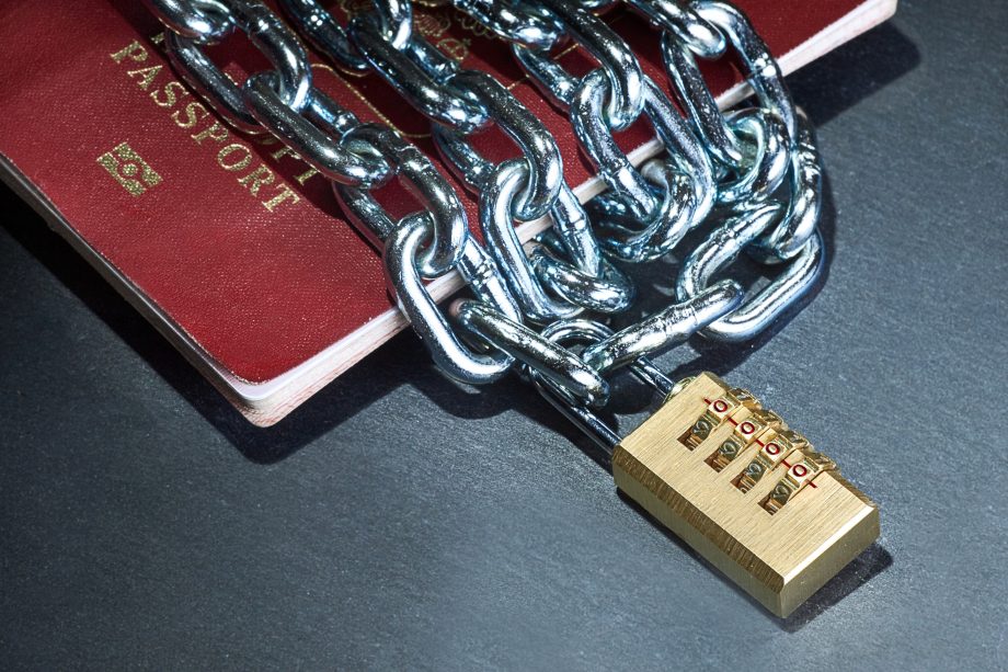 Südkorea führt Blockchain-Ausweise für Behörde ein Ein von einer Kette mit Vorhängeschloss umwickelter Pass