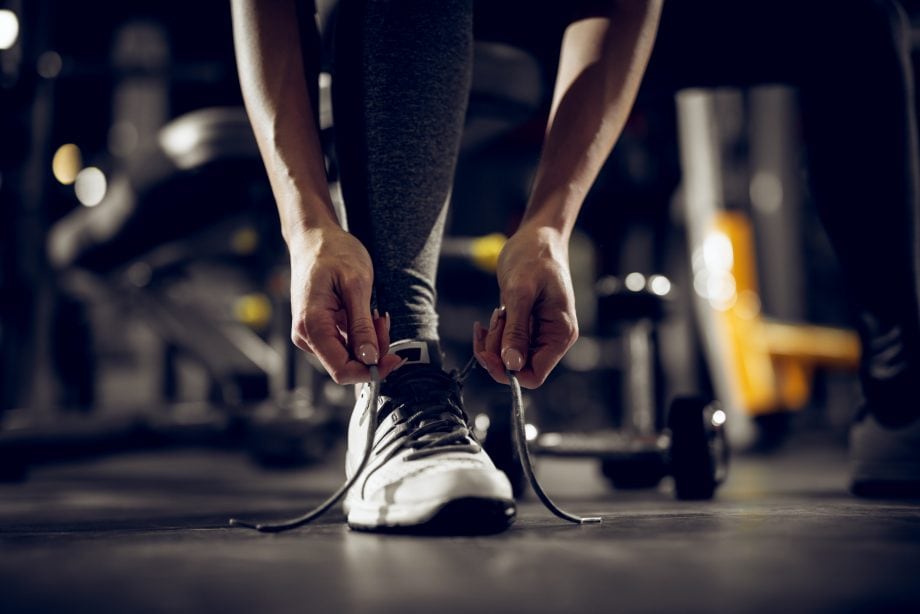 IOTA Streams steht auf neuen Beinen – und läuft 100 mal schneller Person schnürt einen Schuh