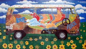 Wandmalerei die einen hippieeseken VW-Bus zeigt