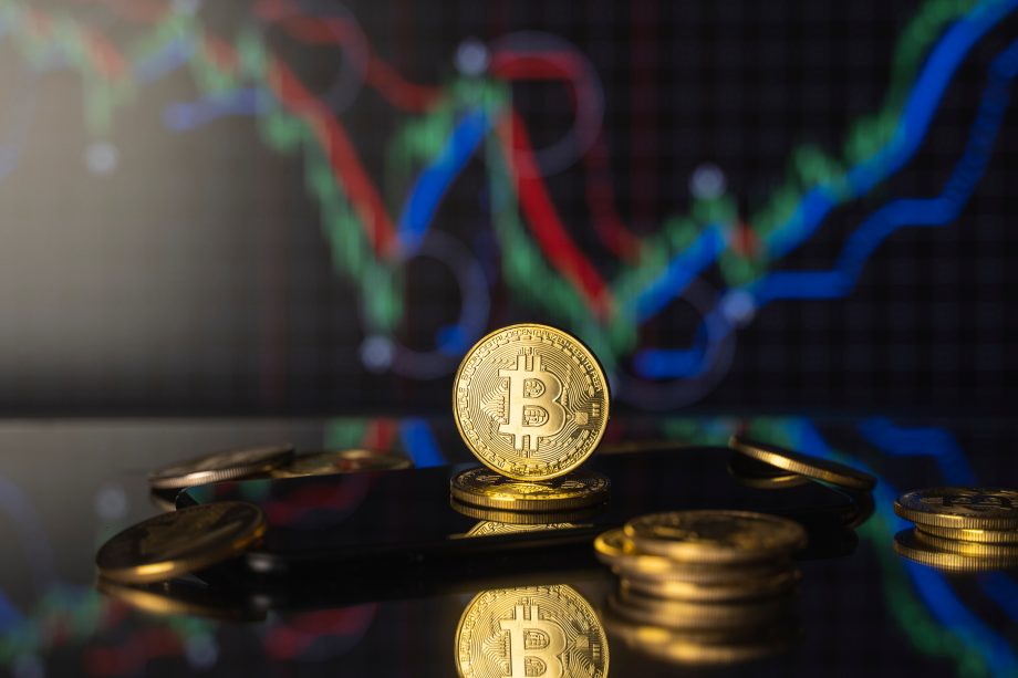 Bitcoin-Katalysator: Netzwerk knackt Anleger-Allzeithoch Bitcoin-Münze vor einem Chart
