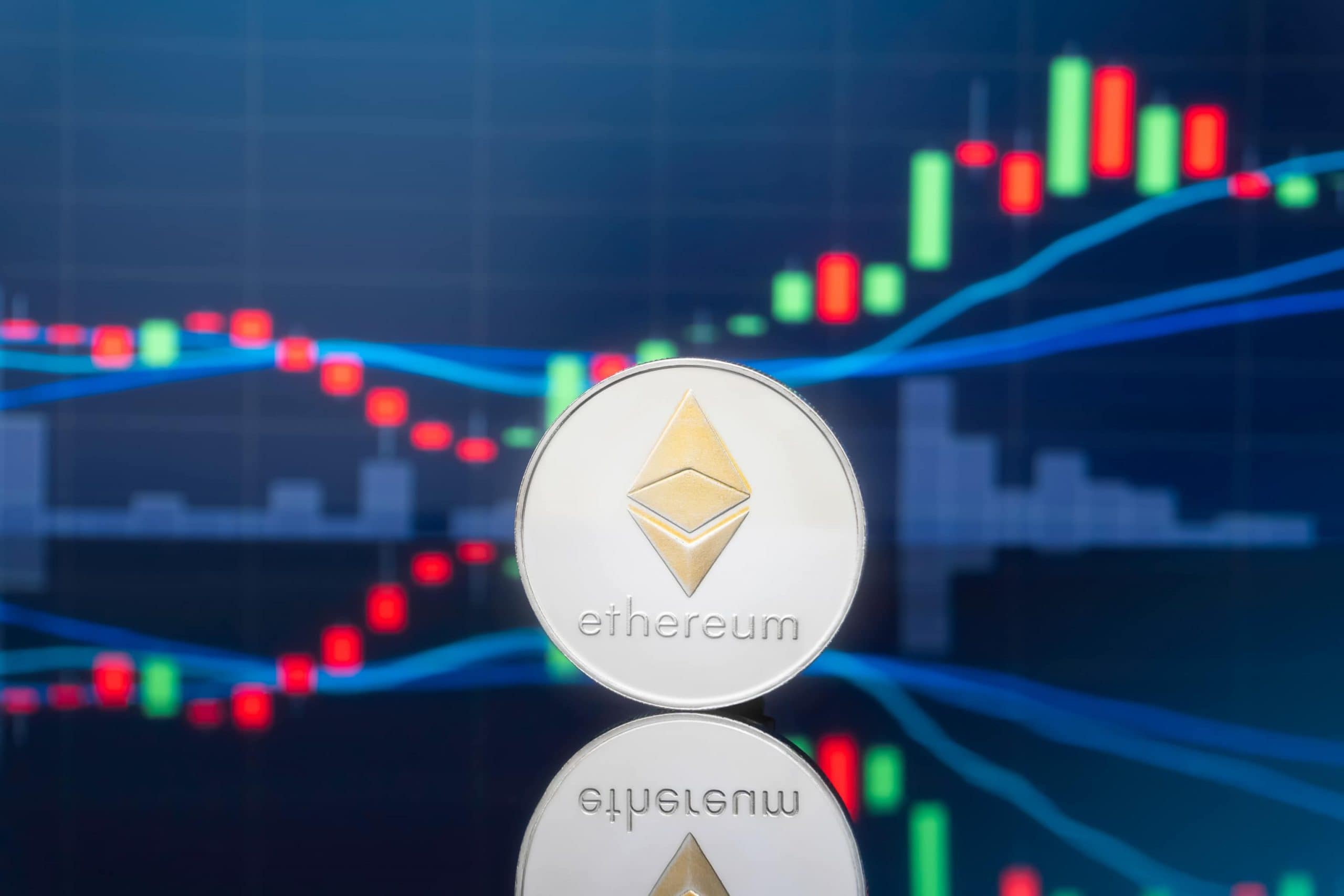 Ethereum-Münze vor einem Chart