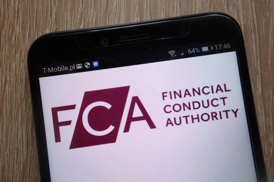FCA verbietet den Verkauf von Krypto-Derivaten an Kleinanleger Logo der FCA auf einem Smartphone