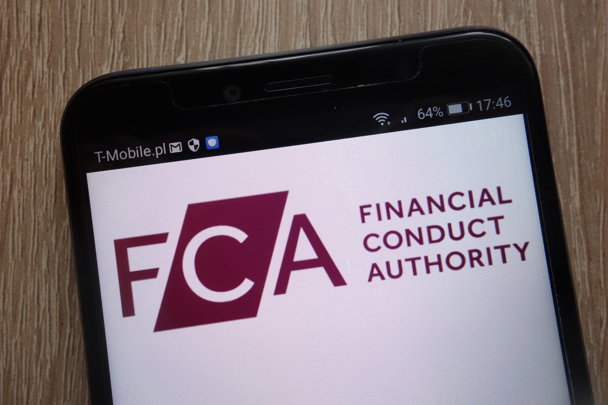 Logo der FCA auf einem Smartphone