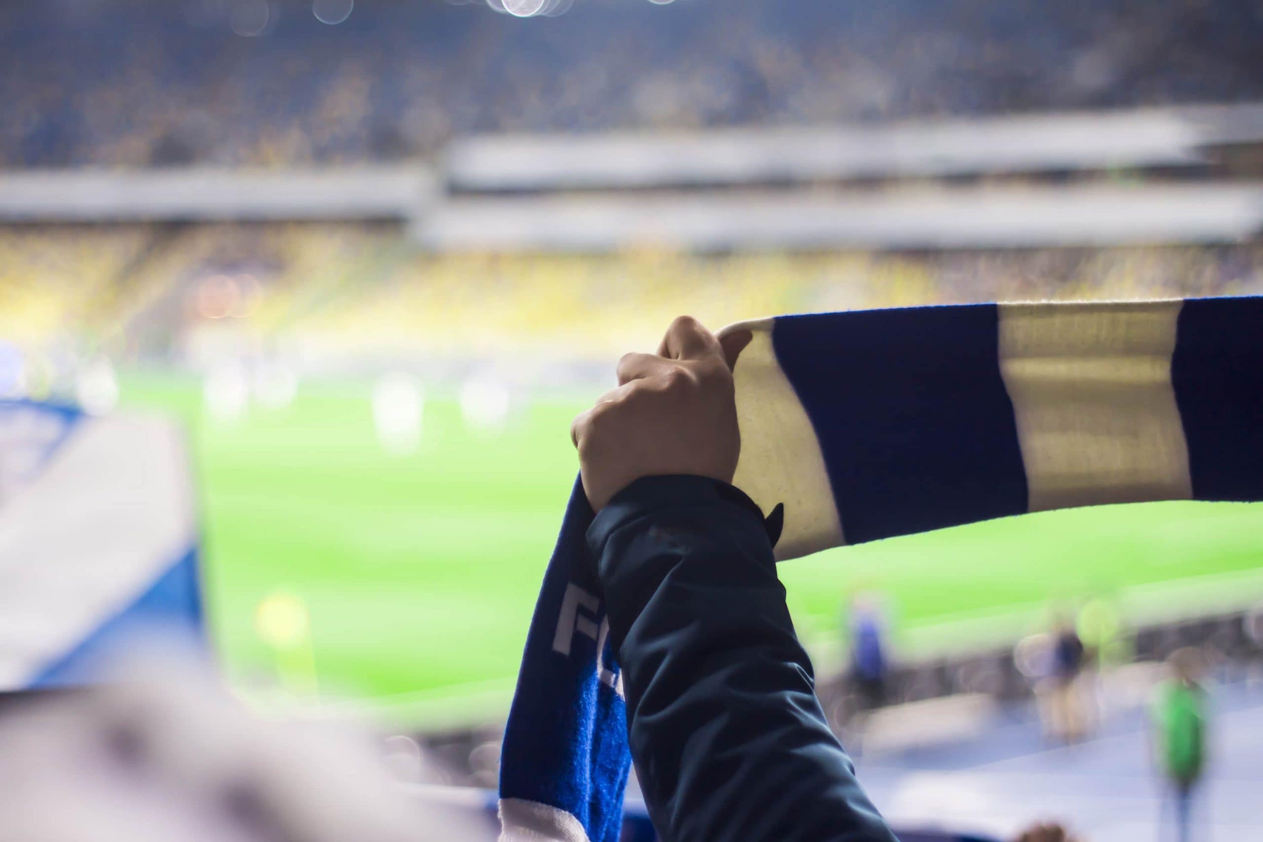 Fußball Fan hält Schal