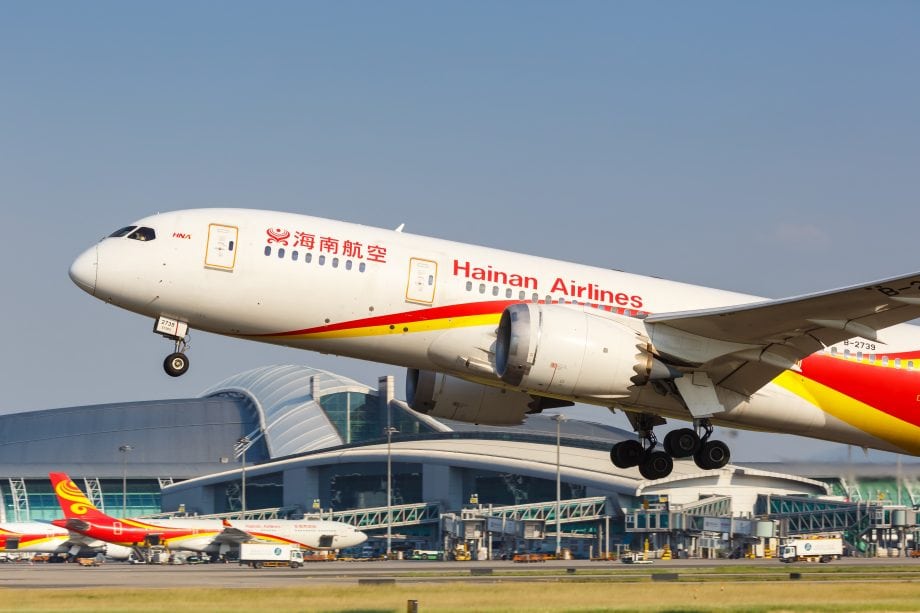 China: Blockchain-basiertes Punktesystem zur Tourismusunterstützung Hainan-Airlines-Flugzeug am Flughafen