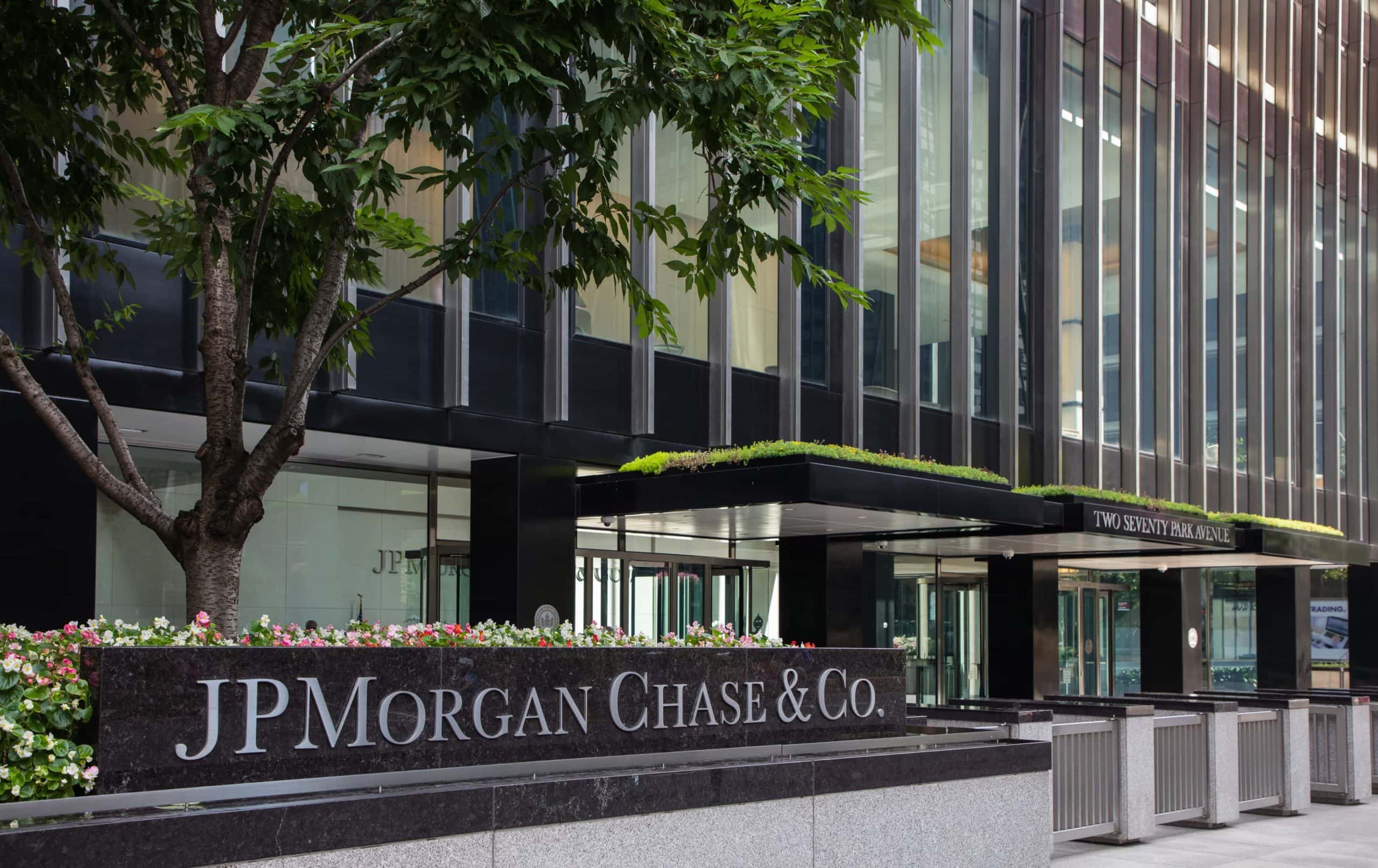 JP-Morgan-Schriftzug auf Gebäude der Bank in New York