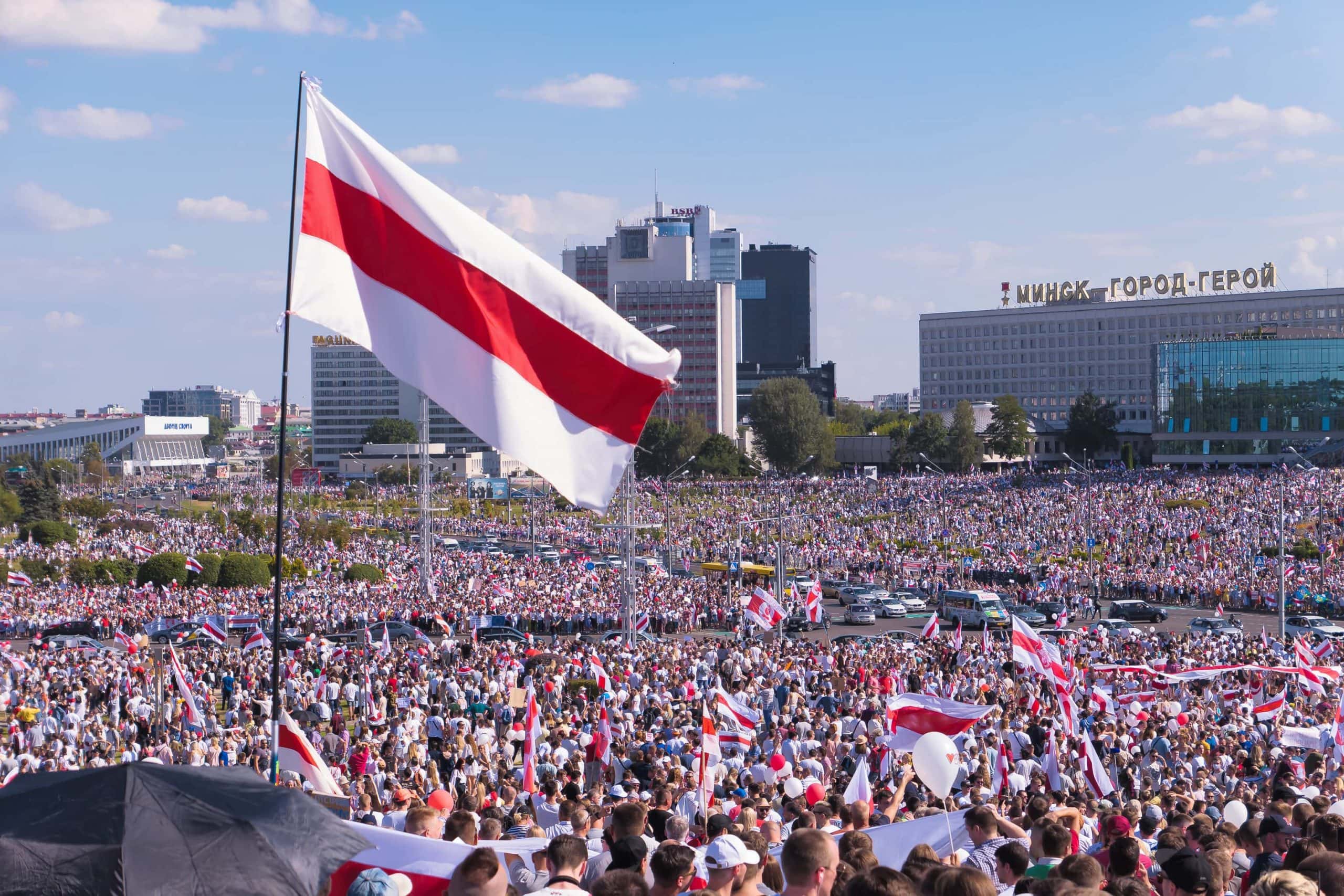 Demonstranten in Belarus mit früherer Landesflagge