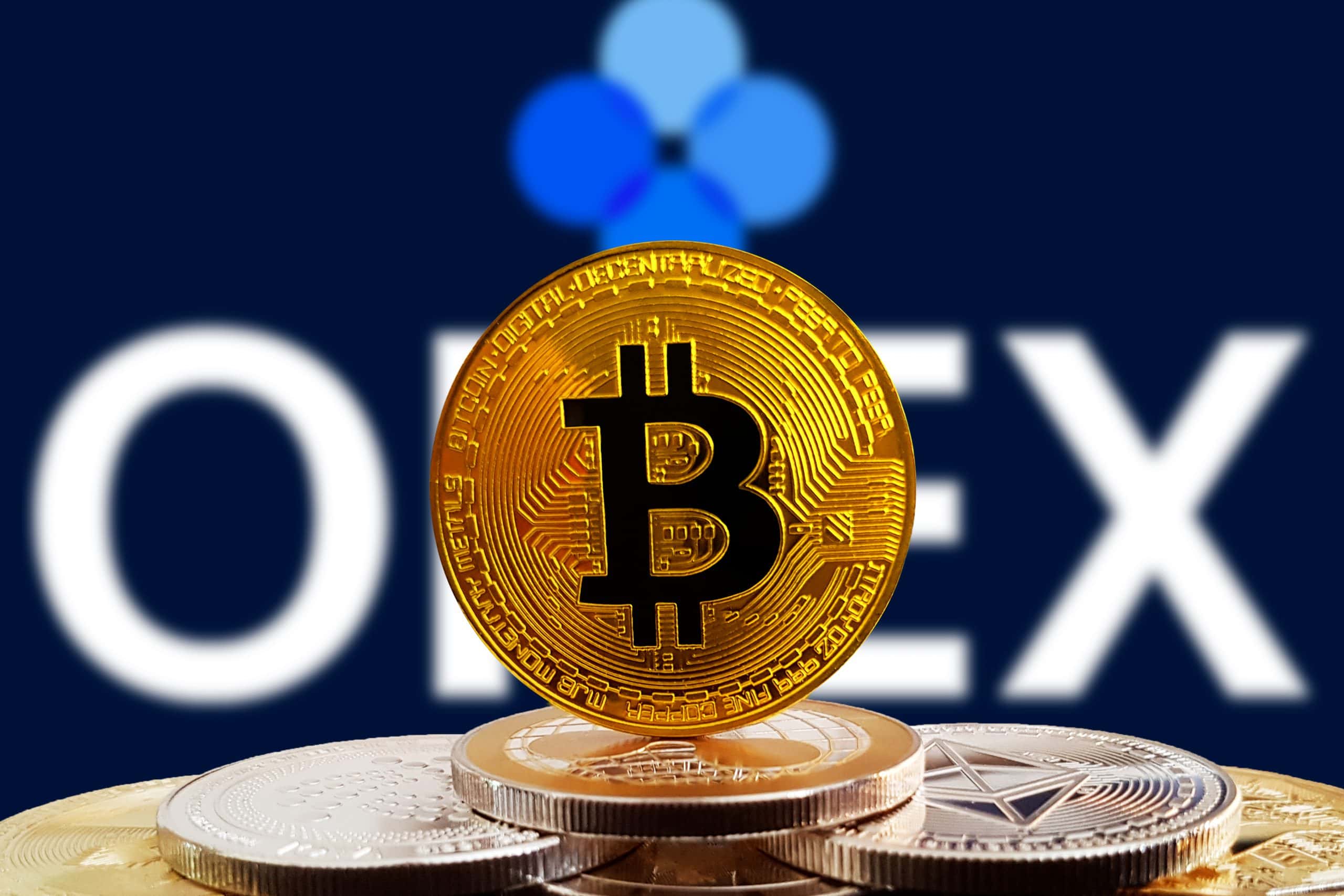 OKEx Logo hinter Bitcoin Münze