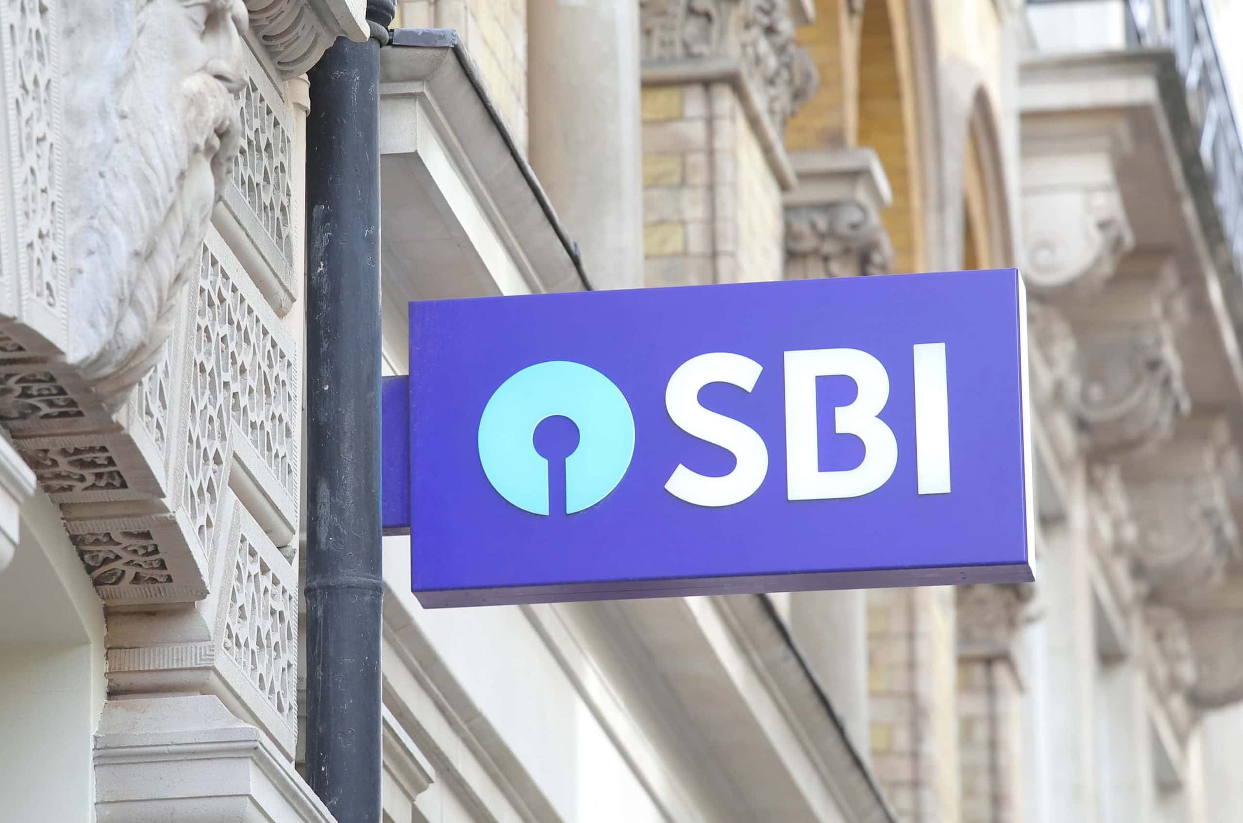 Schilde mit SBI Logo an einem Gebäude