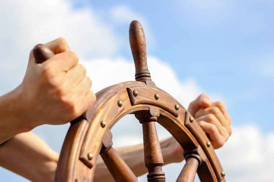 Bitcoin (BTC) nimmt Kurs auf 12.000 US-Dollar Hände an Steuer