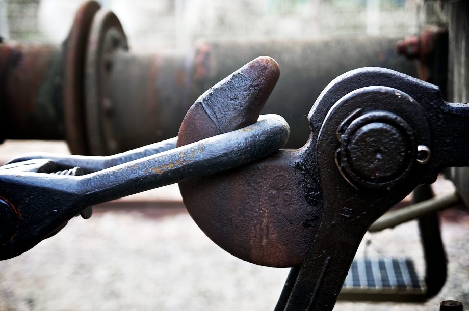 Bitcoin-Kurs (BTC) steigt, Aktien fallen – bringt PayPal die Entkopplung? Eine alte Eisenbahn-Kupplung