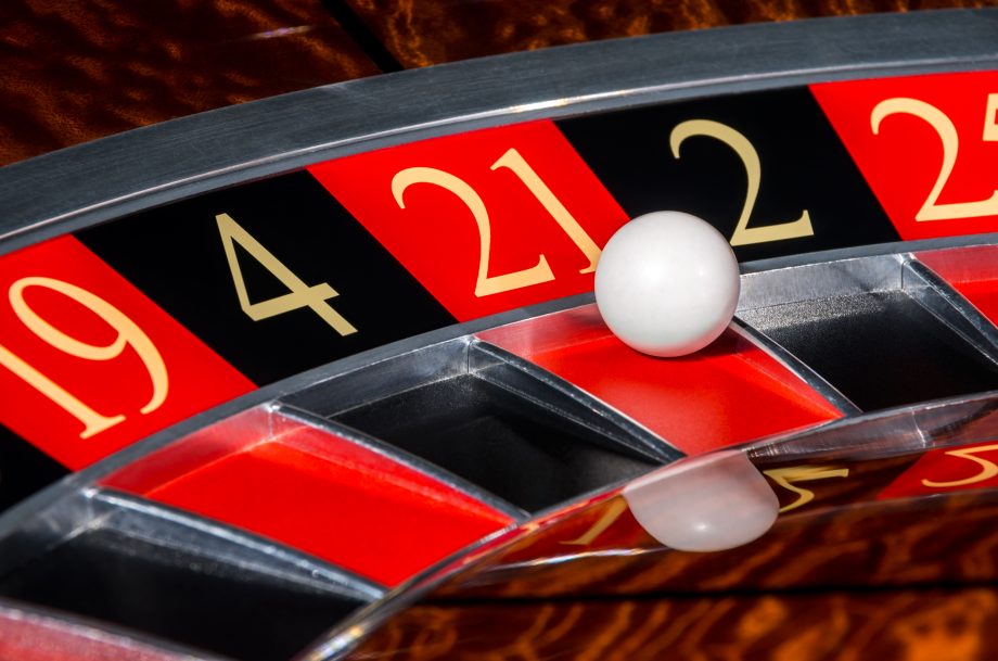 Warum es nie mehr als 21.000.000 Bitcoin (BTC) geben wird Nahaufnahme einer Roulette-Kugel, die auf der 21 gelandet ist