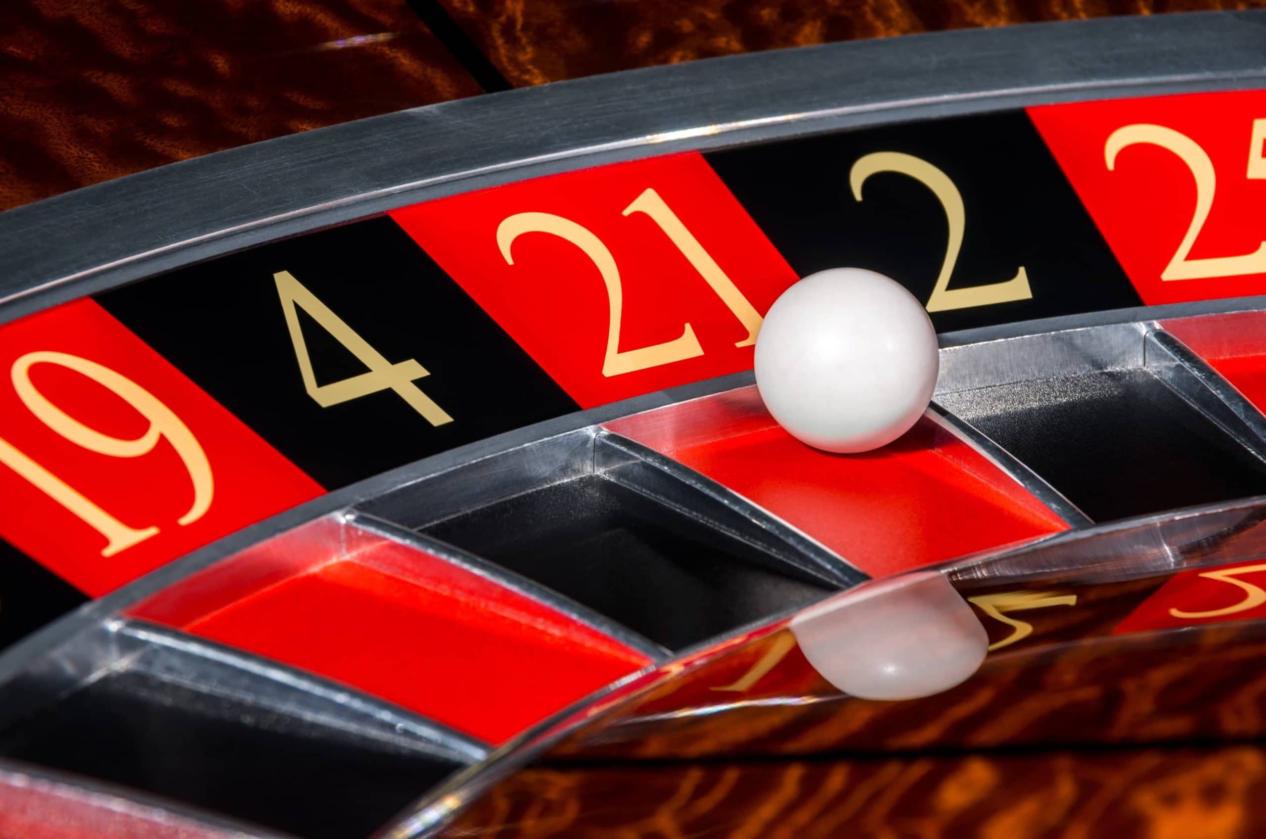 Warum es nie mehr als 21.000.000 Bitcoin (BTC) geben wird Nahaufnahme einer Roulette-Kugel, die auf der 21 gelandet ist