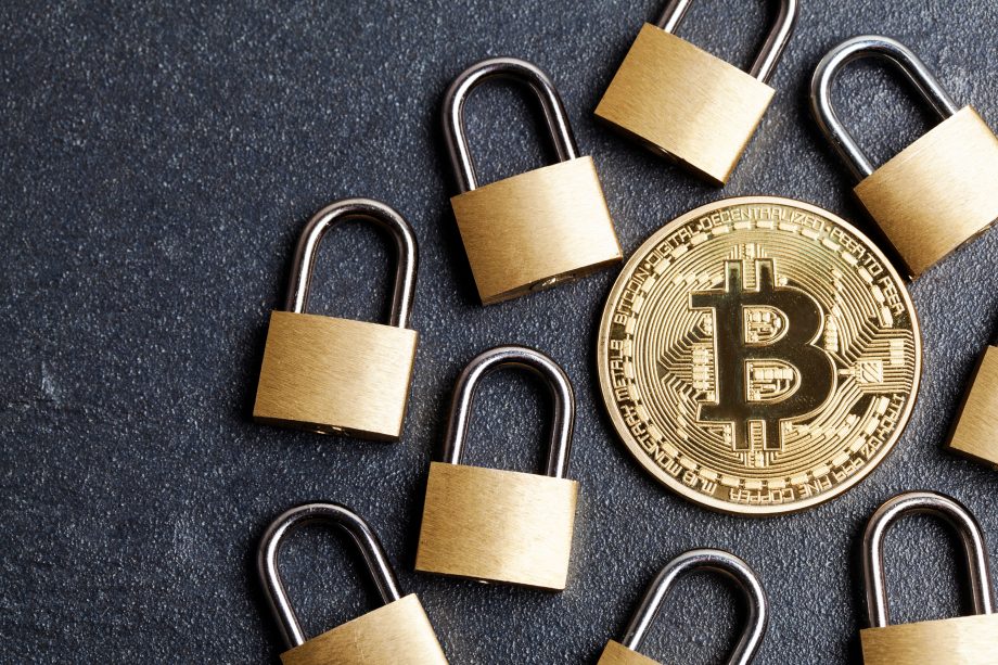 Aktienunternehmen Mode Global setzt auf Bitcoin als Cashreserve Bitcoin Münze von Schlössern umgeben