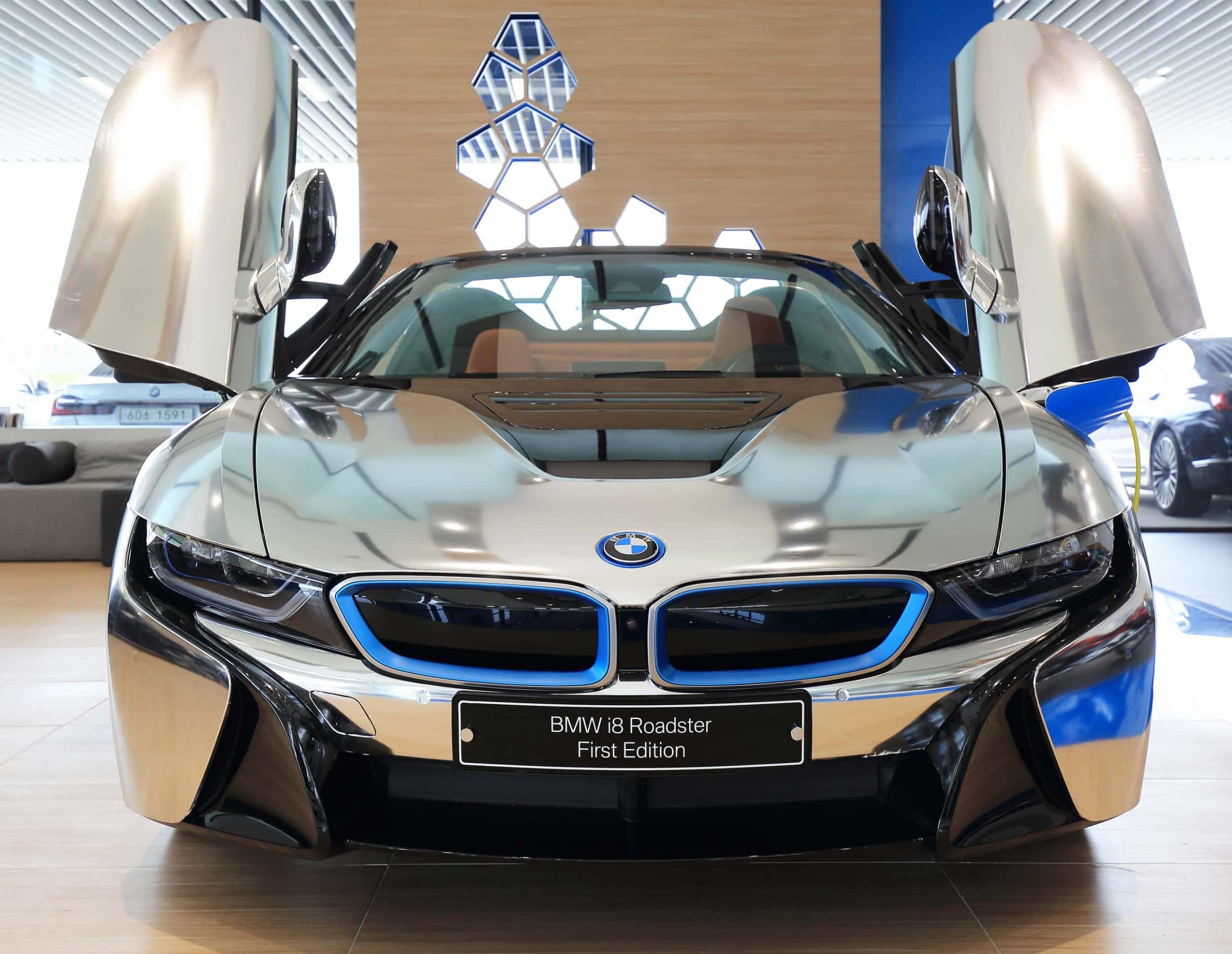 Ein BMW I8 Roadster in Seoul, Südkorea. Er ist ein Hybrid- und Elektroauto.