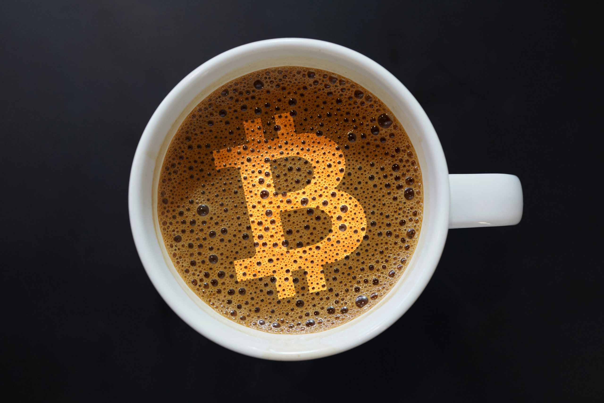 Bitcoin-Symbol auf Kaffee-Crema