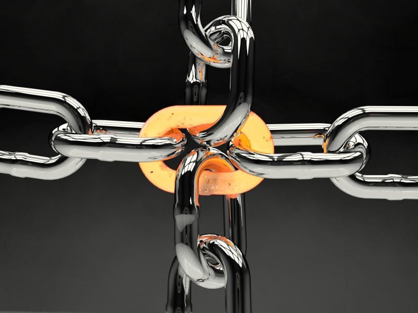 Technischer Totalausfall bei EZB zeigt Stärke von Bitcoin Vier Ketten, die durch ein zentrales Kettenglied verbunden sind.