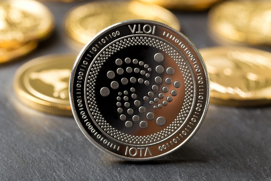 IOTA: Tangle soll Japans kritische Infrastruktur sichern Eine IOTA-Münze, im Hintergrund weitere IOTA-Coins
