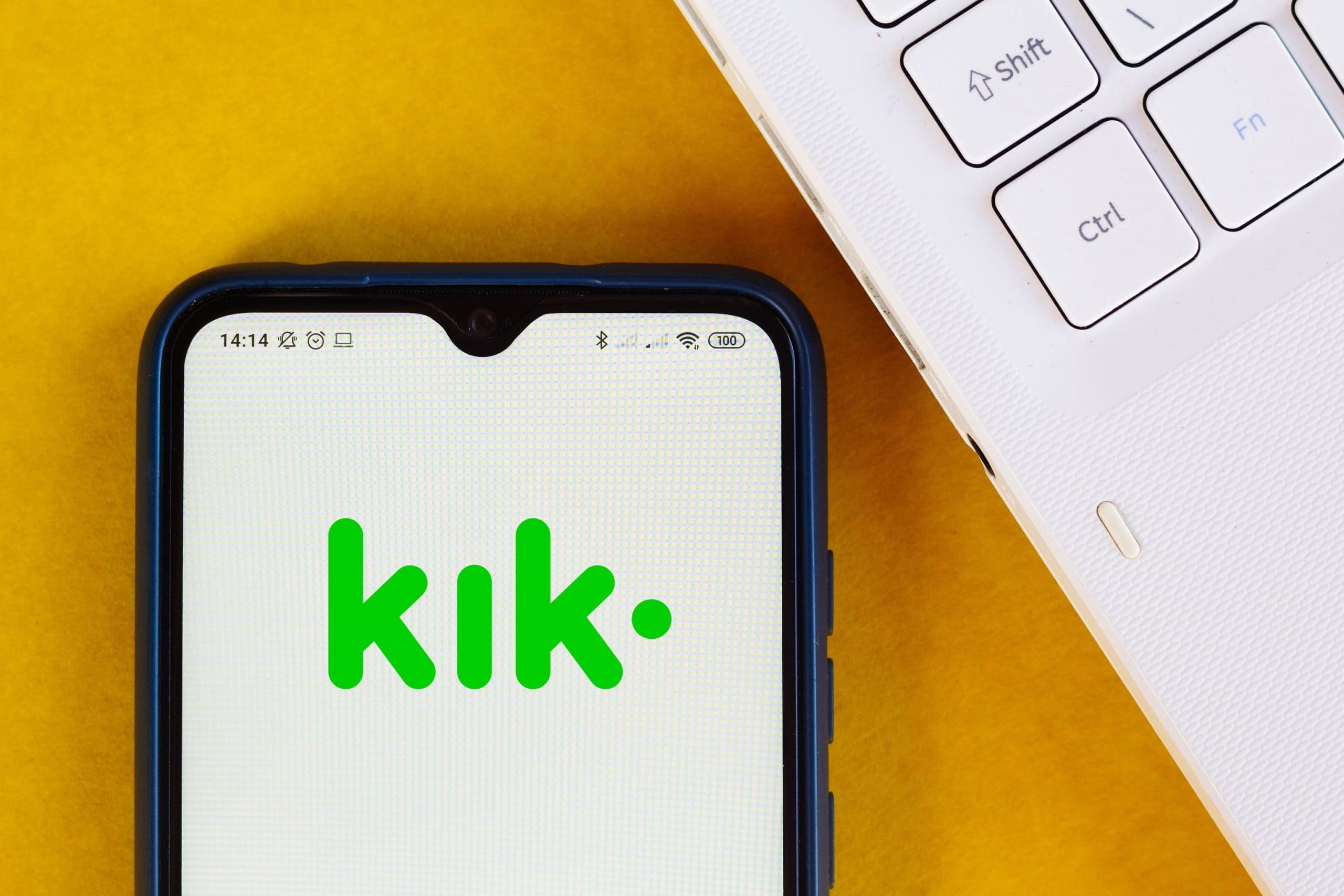 Smartphone mit App Kik