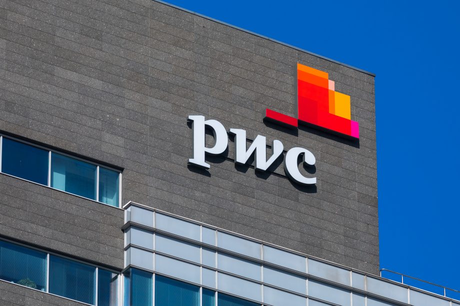 PwC: Blockchain-Technologie kurbelt Weltwirtschaft an pwc-Logi an einem Gebäude