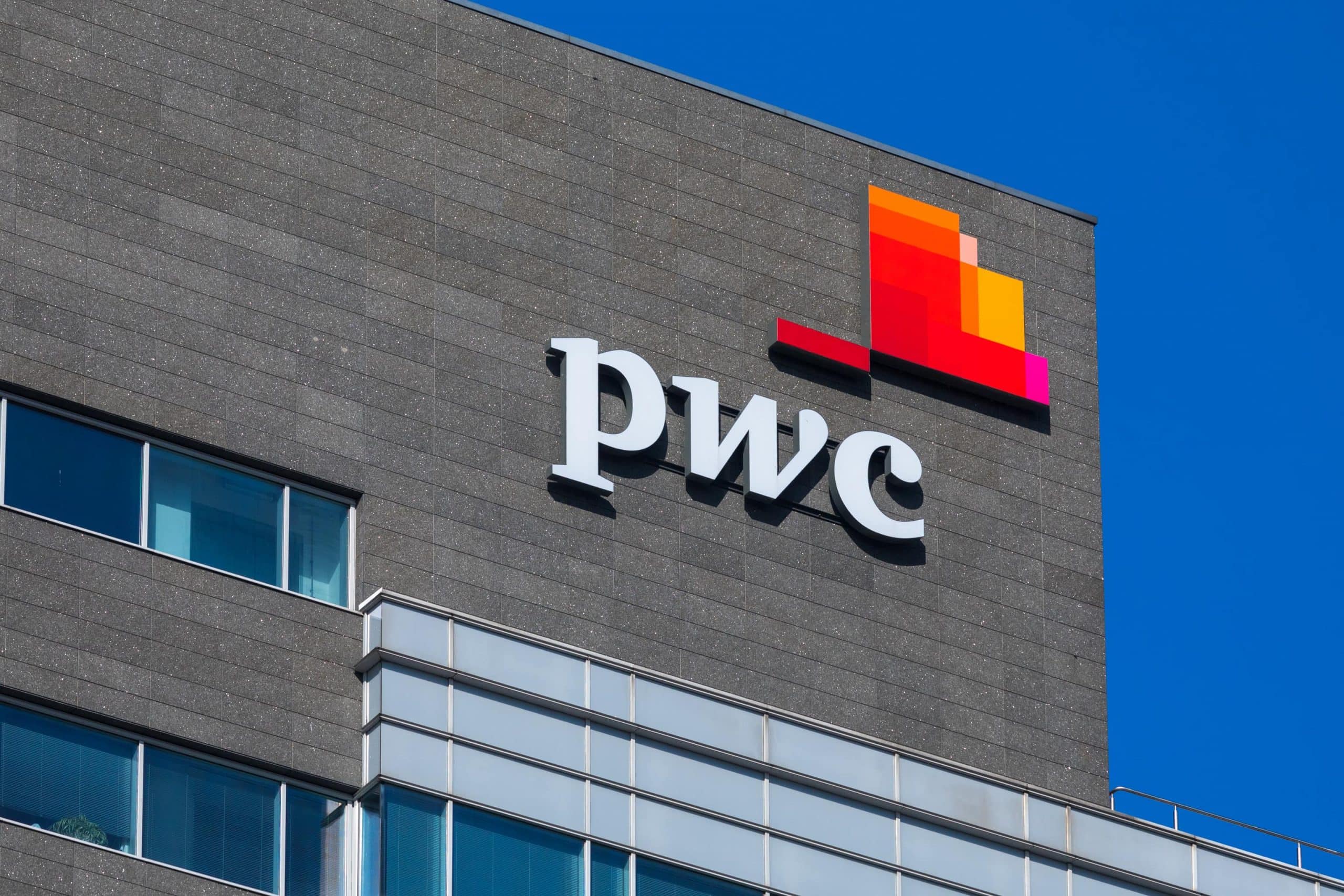 pwc-Logi an einem Gebäude