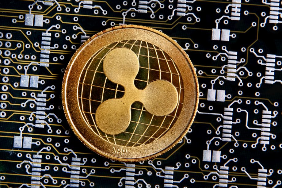 Ripple-Chef Garlinghouse droht mit Auswanderung aus USA Ripple-Münze auf Platine