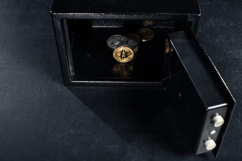 Krypto-Studie: So (un)sicher werden unsere Bitcoins und Token verwahrt Offener Safe, darin eine Bitcoin-Münze