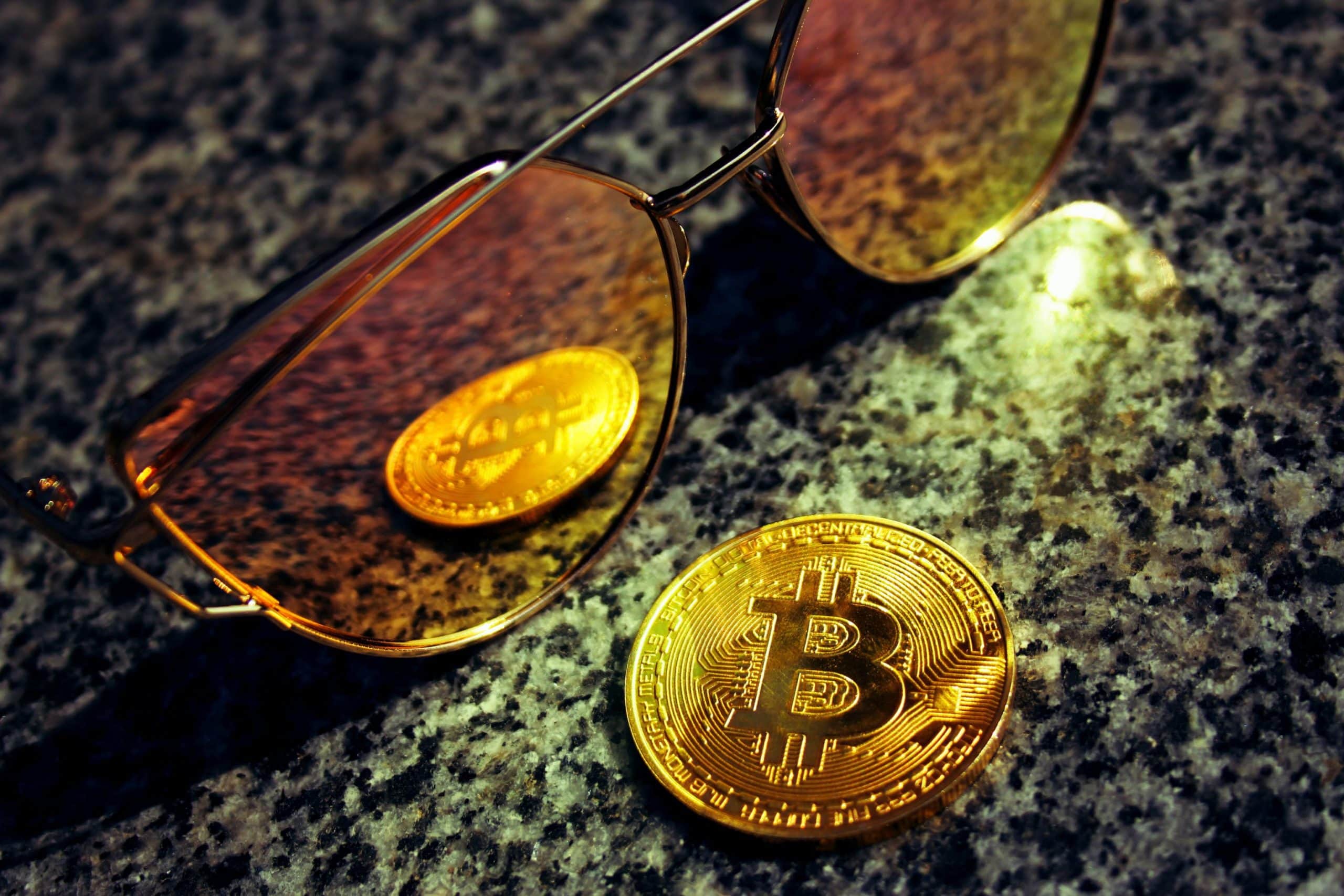 Bitcoin spiegelt sich in einer Sonnebrille