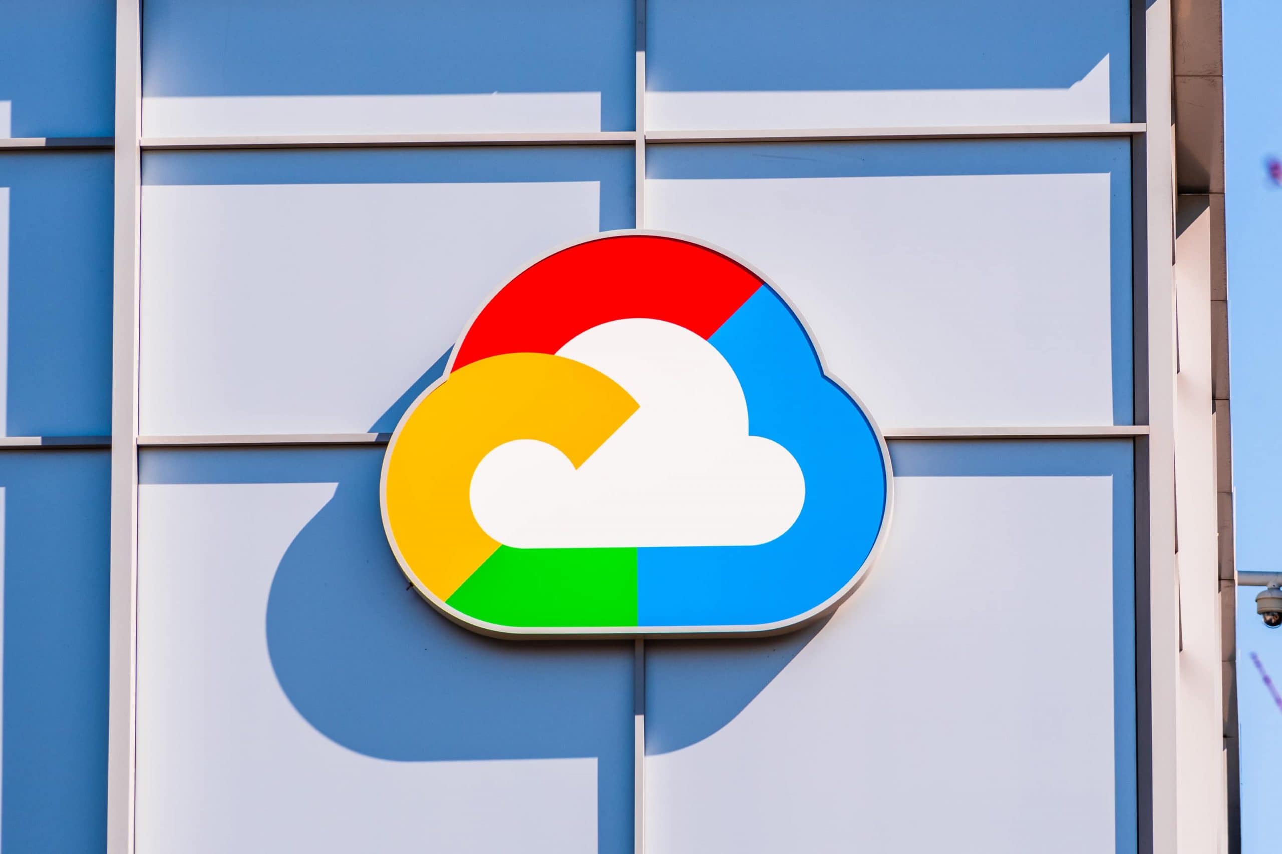 Google-Cloud-Logo auf Gebäudefassade