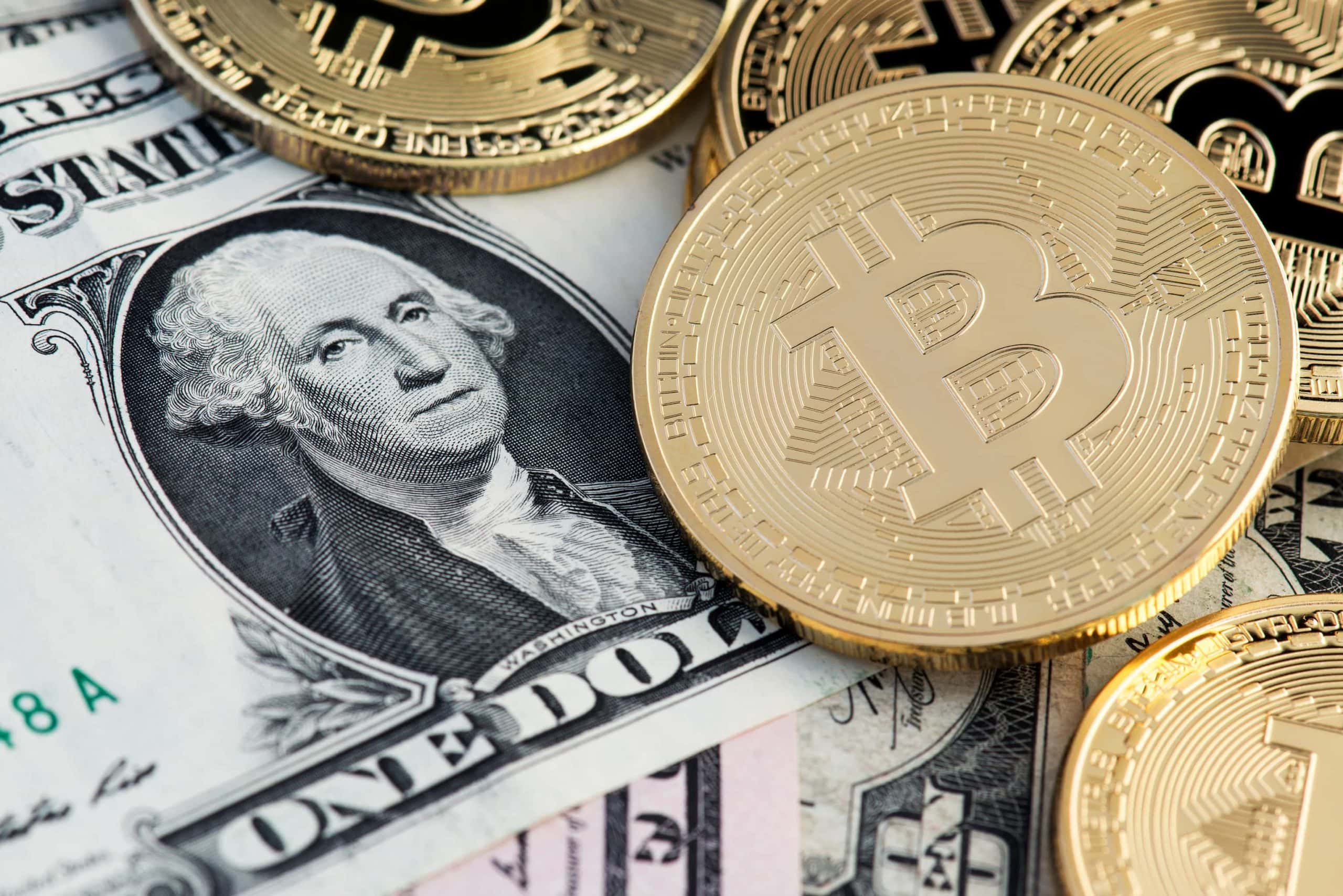 Bitcoins und US-Dollar-Banknoten