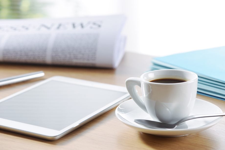Bitcoin und Co: Die Top-News der Woche Kaffee und Zeitung