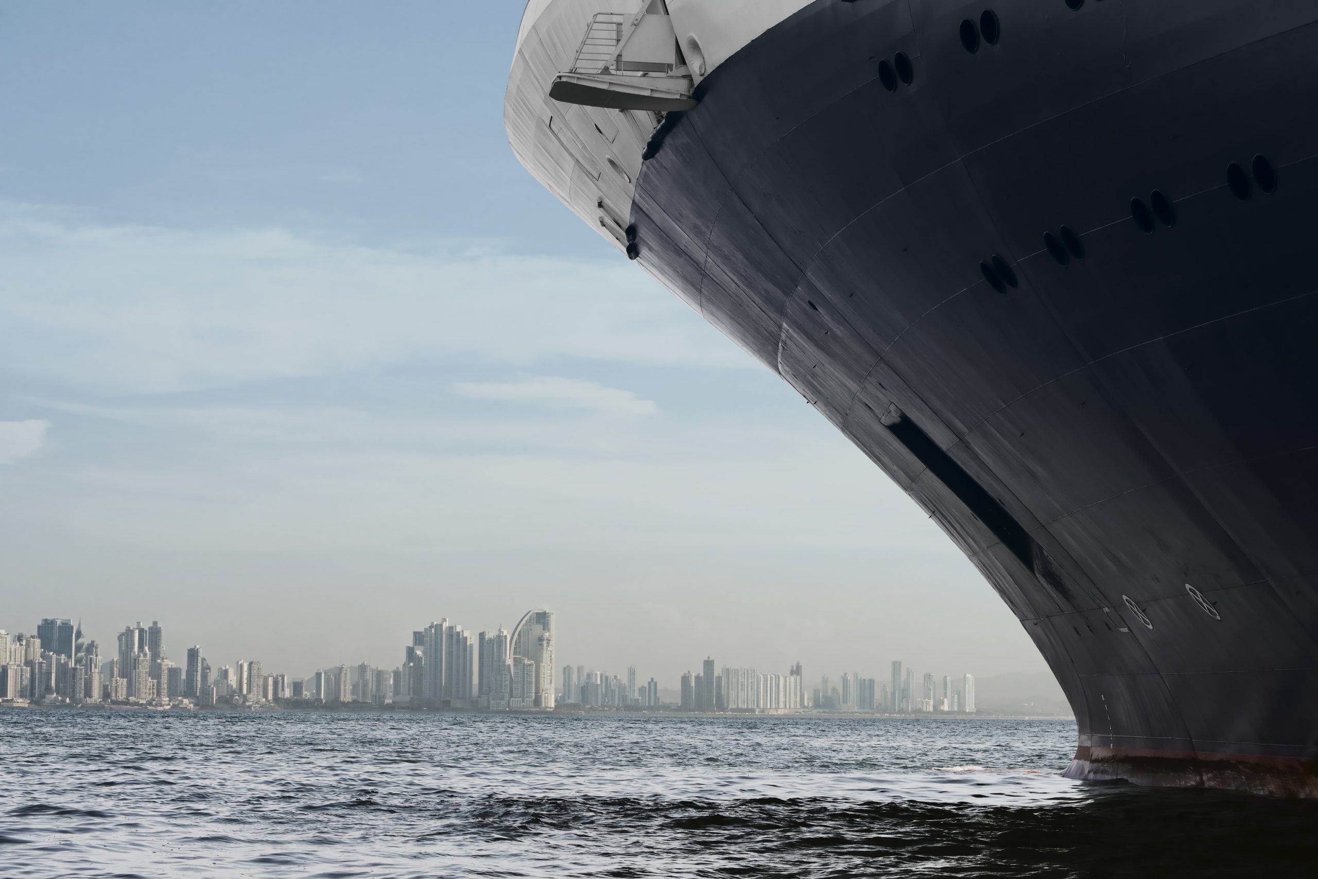 Panama City Skyline. Grosses Kreuzfahrtschiff, das in Panama-Stadt einfährt.