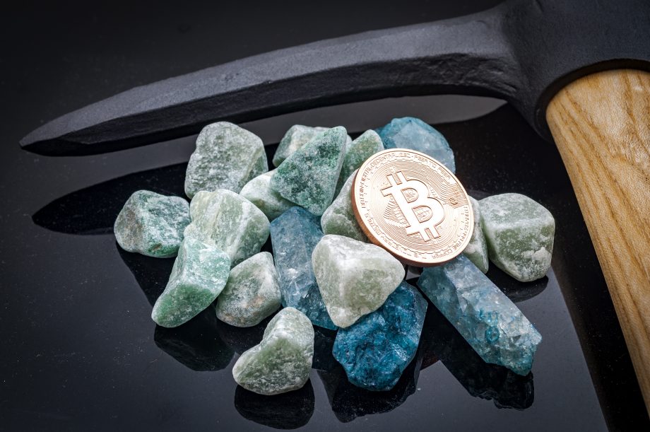 Cambridge-Studie: Bitcoin Mining weniger zentralisiert als angenommen Spitzhacke, Steine und eine Bitcoin-Münze