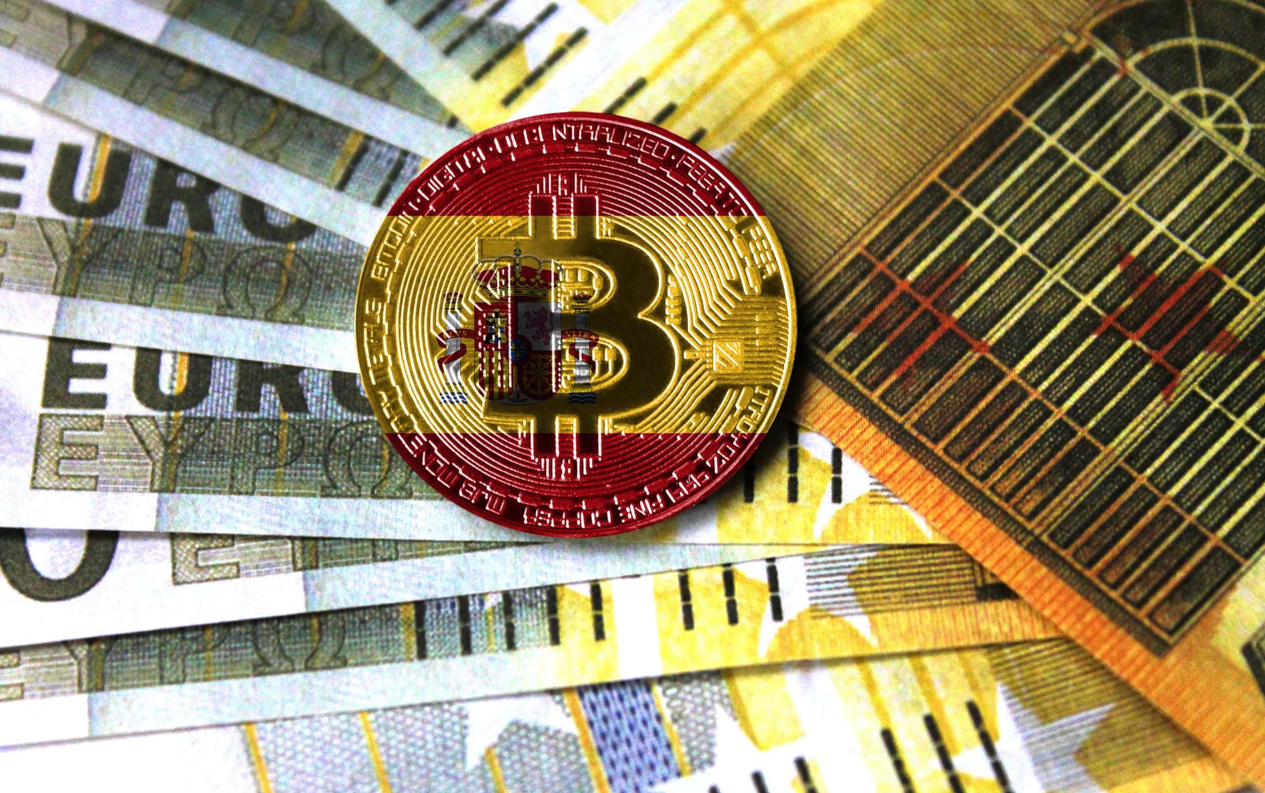 Bitcoin-Münze in den Farben der spanischen Flagge auf Euro-Noten