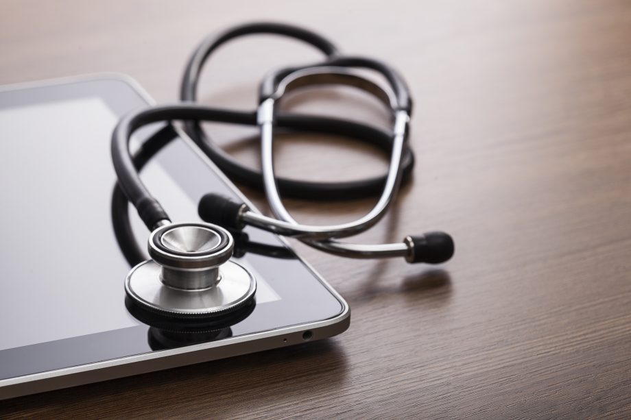 China entwickelt erstes Internet-Krankenhaus auf Blockchain-Basis stethoskop liegt auf einem Tablet