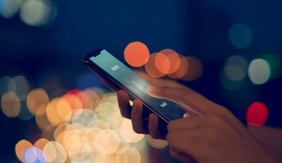 Südkorea: Verbreitung Blockchain-basierter Zertifikate nimmt weiter zu Nahaufnahme eines Smartphones, das einen Fingerabdruck scannt