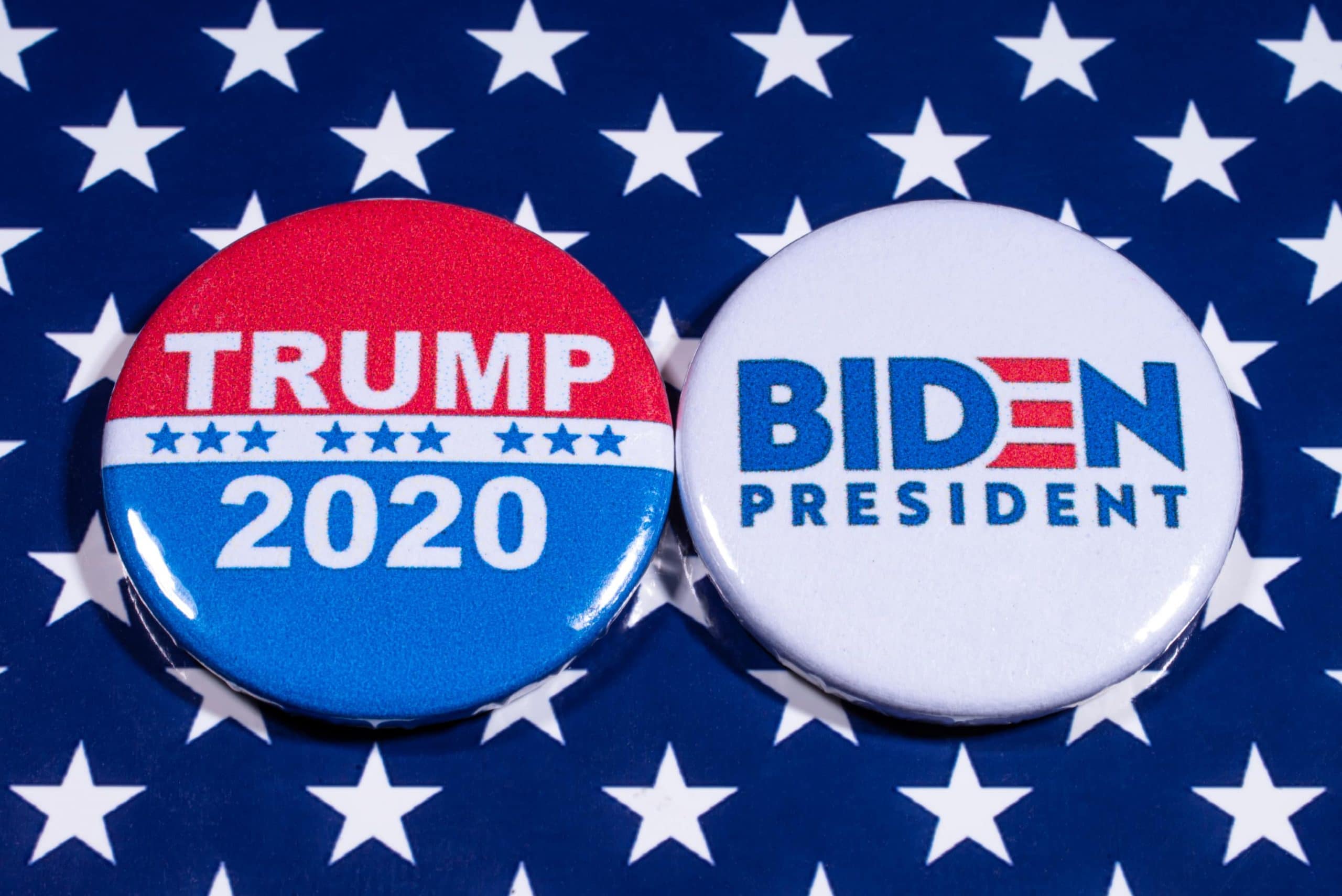 Buttons der Wahlkampagnen von US-Präsident Trump und Herausforderer Biden