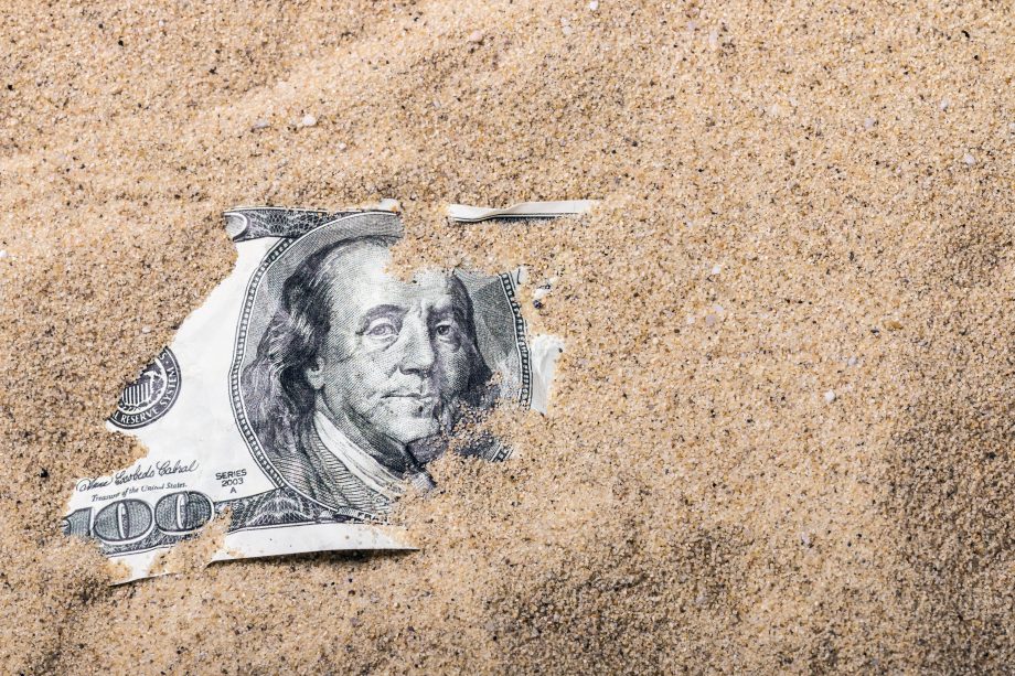 Harvest Finance verliert 24 Millionen US-Dollar – Uniswap Rekordvolumen US-Dollar Note von Sand bedeckt