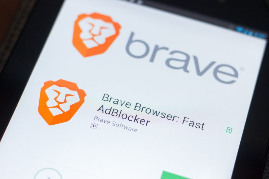 Brave erreicht monatlich über 20 Millionen aktive Nutzer Brave Browser Logo auf Smartphone