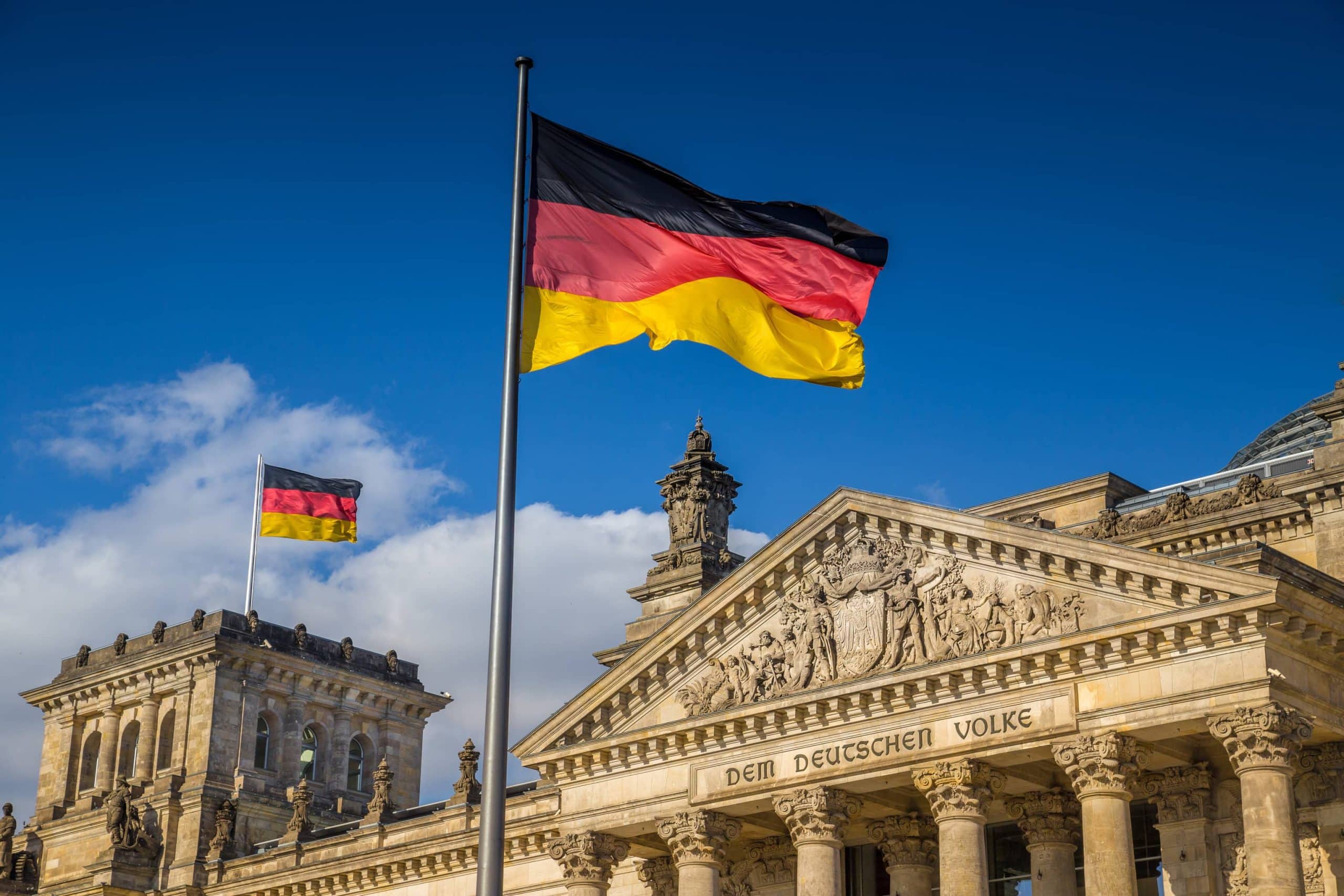 Deutsche Fahne vor dem Deutschen Bundestag