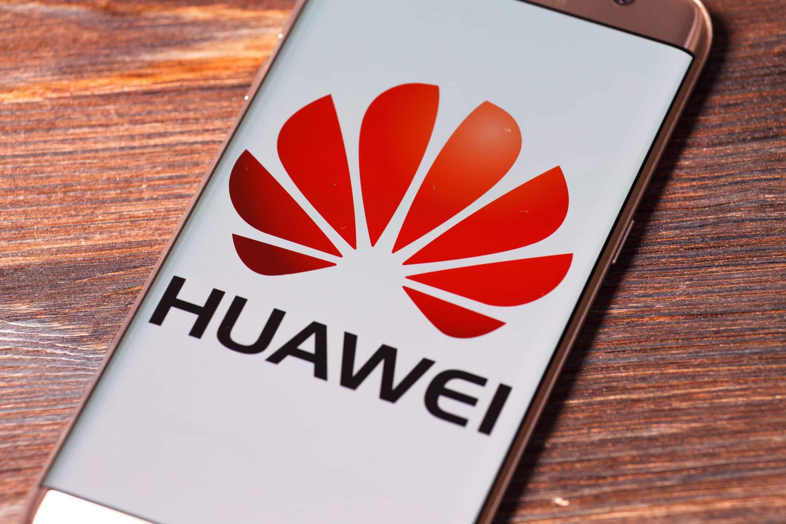 Smartphone mit Huawei Logo