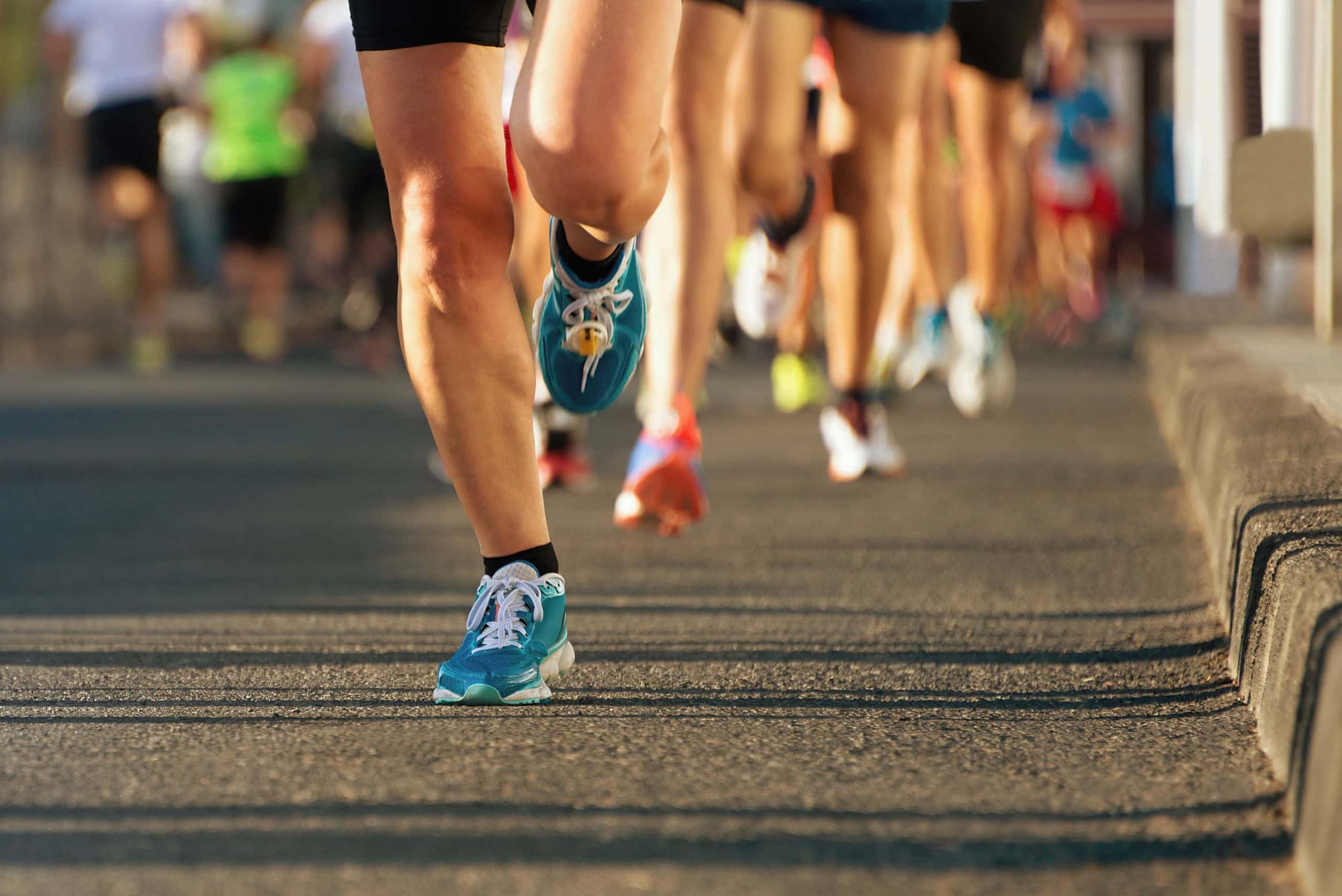 Menschen laufen einen Marathon