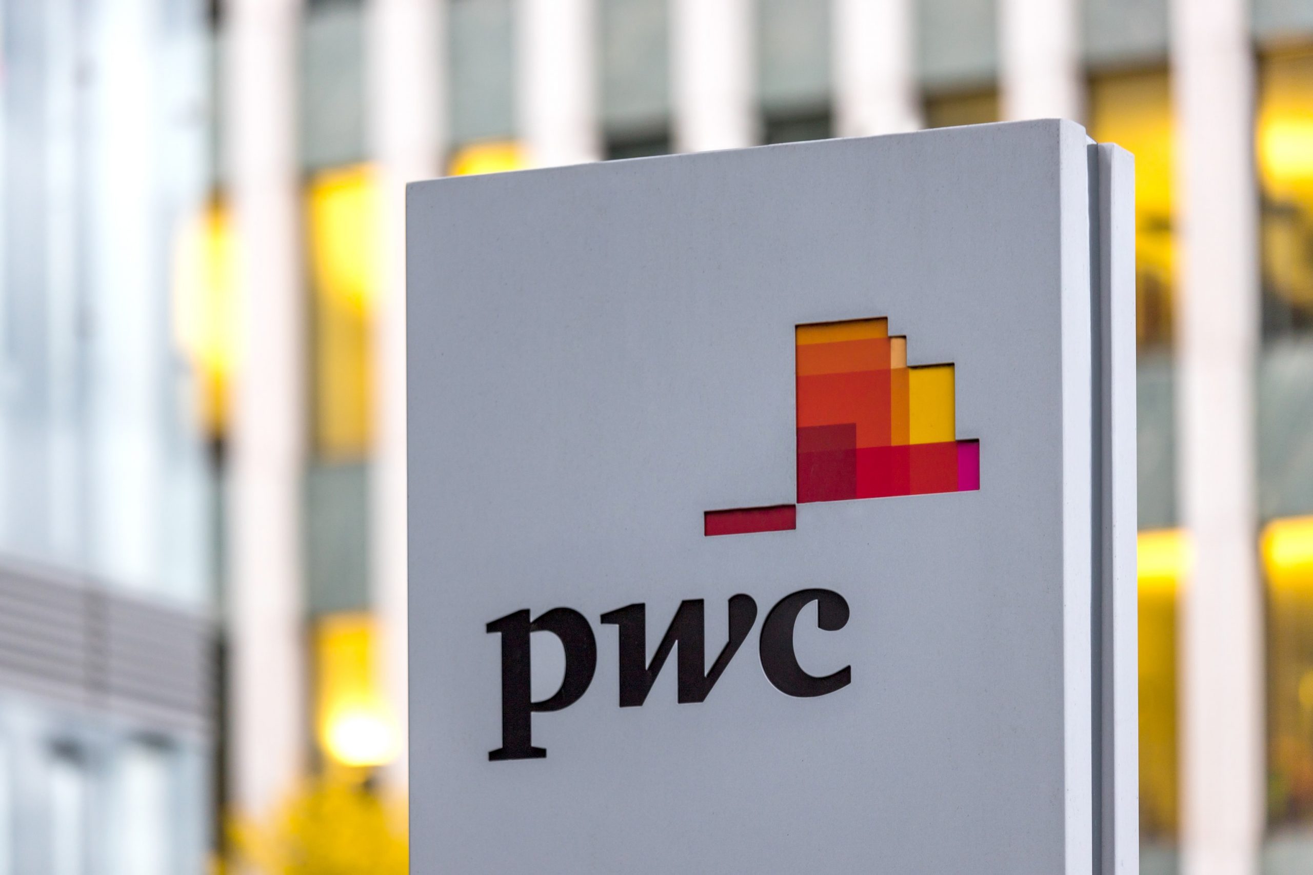 Firmenlogo von PwC auf einem Schild