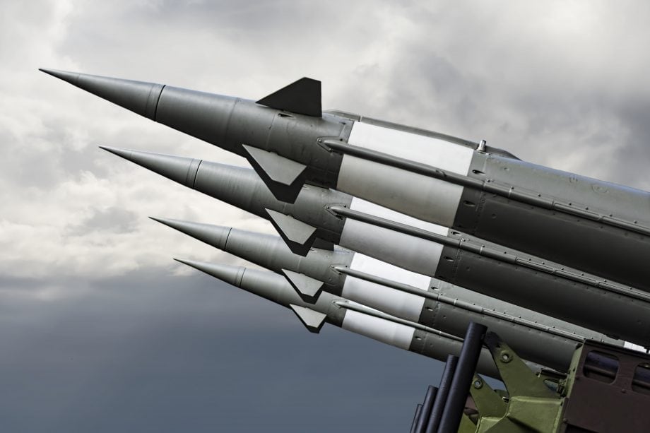 Blockchain-Technologie könnte nukleare Abrüstung beschleunigen Raketen vor Himmel