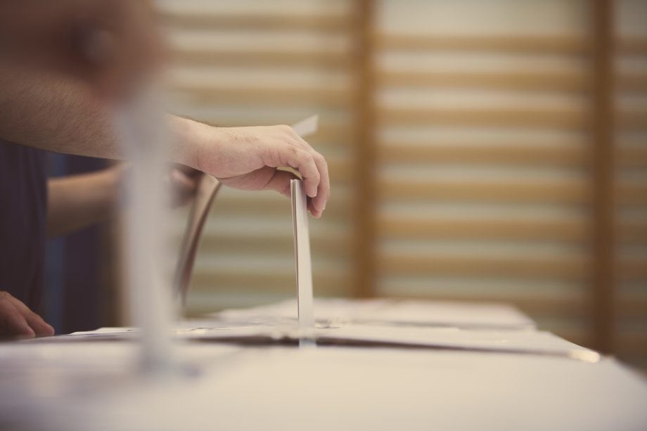 Buterin und CZ einig: Blockchain-Technologie kann Wahlsystem optimieren Abgabe eines Stimmzettels