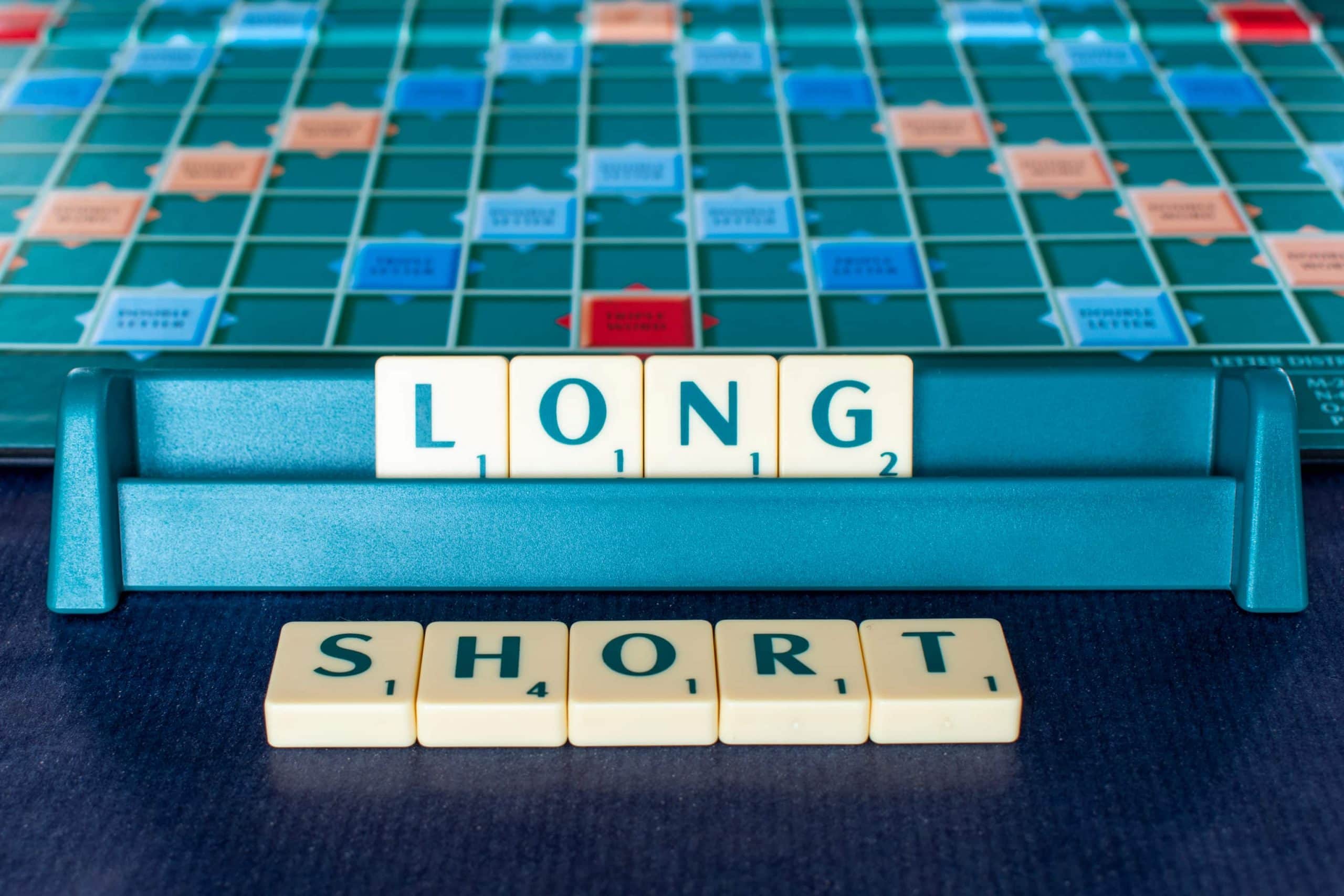 Scrabble-Buchstaben die die Worte LONG und SHORT formen