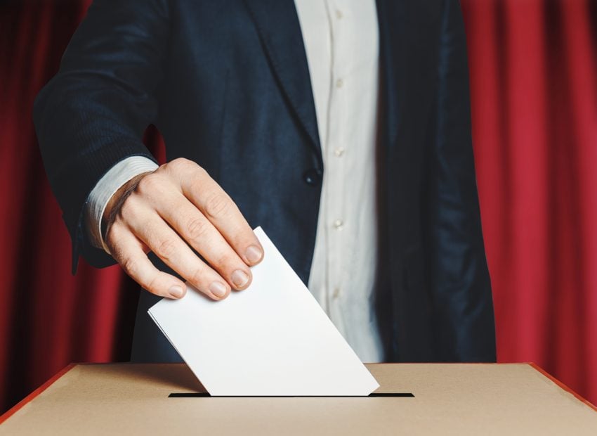 MIT-Studie: Gravierende Sicherheitsbedenken bei Blockchain-Wahlen Mann bei der Stimmabgabe