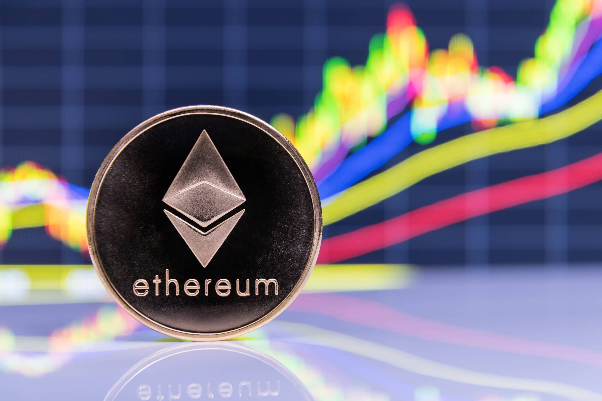 Ethereum-Münze vor Chart-Hintergrund